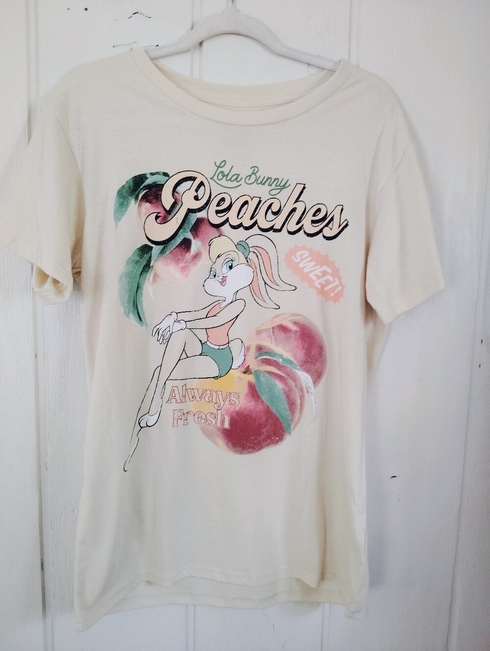 NWOT!! Looney Tunes Lola Bunny Peaches Mens Graphic Tee. Size L